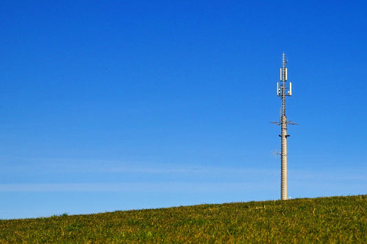 Ondes électromagnétiques : Dangers invisibles dans notre quotidien