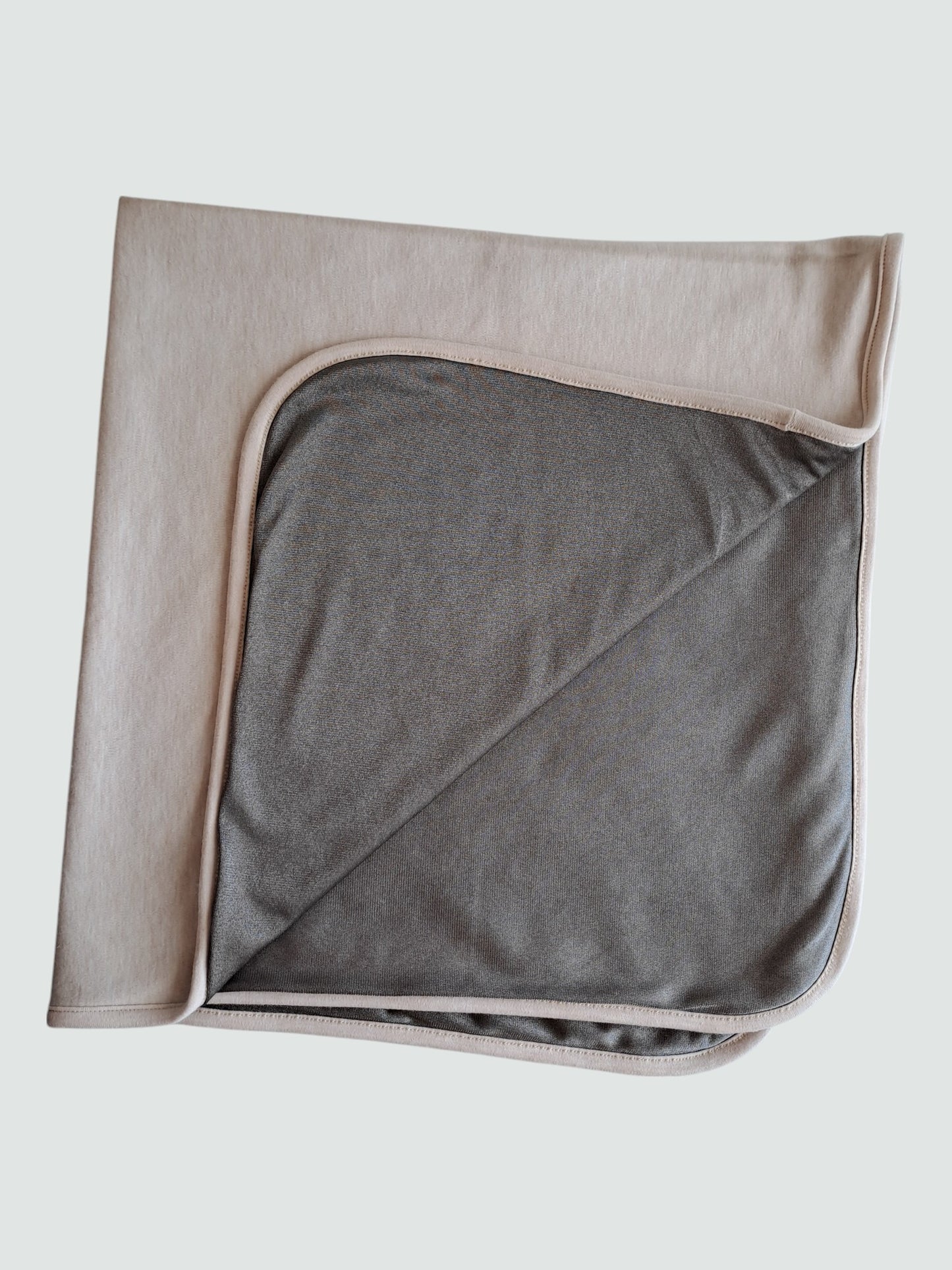 Protégez-vous partout avec notre plaid anti-ondes 75x75 cm : confort, douceur et protection contre les ondes électromagnétiques à la maison ou en déplacement.