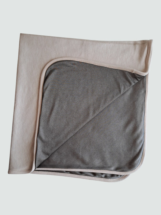 Protégez-vous partout avec notre plaid anti-ondes 75x75 cm : confort, douceur et protection contre les ondes électromagnétiques à la maison ou en déplacement.