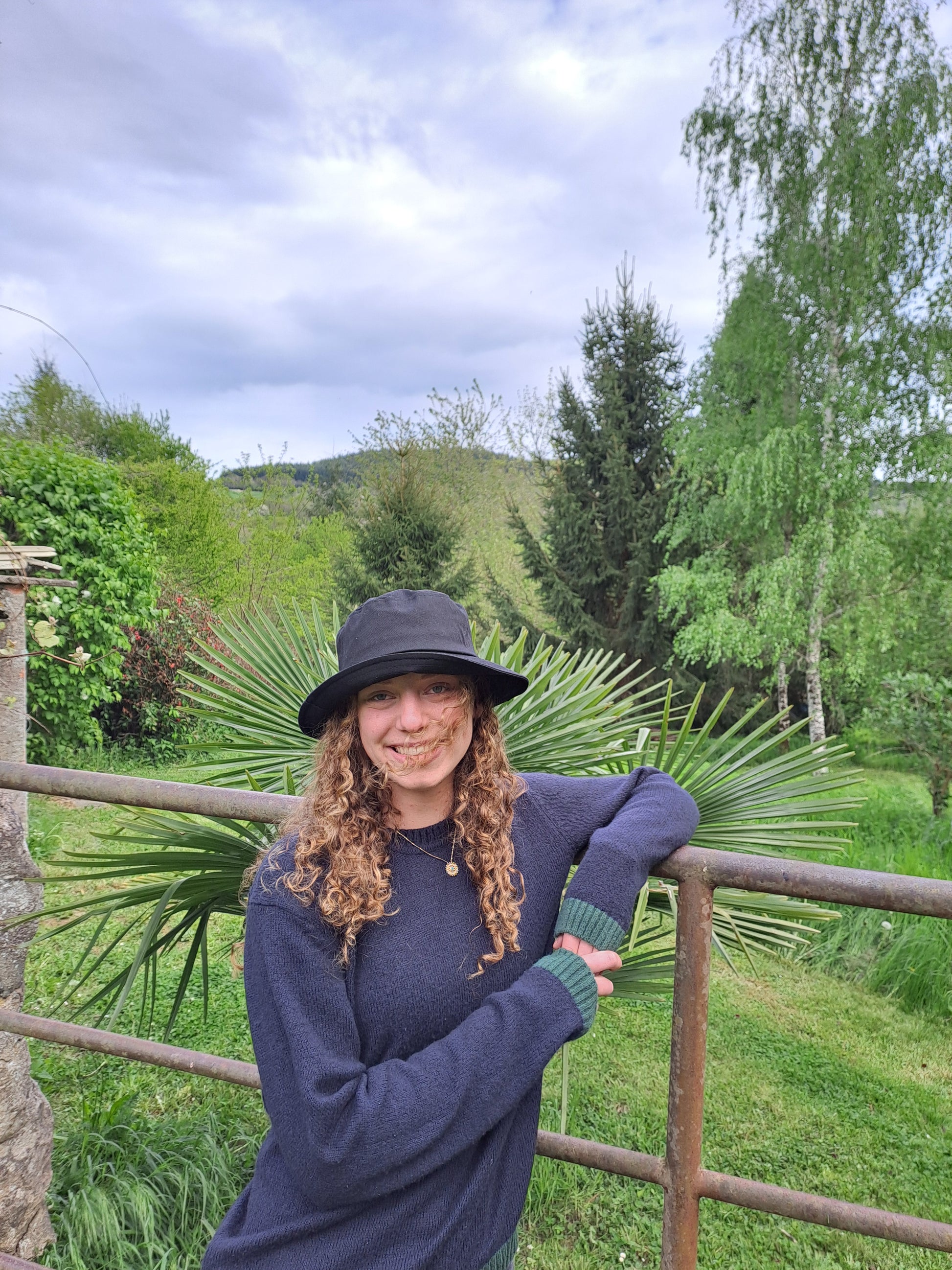 Chapeau de protection contre les ondes électromagnétique posé sur la tête d'une femme, la protégeant du soleil ainsi que des ondes.