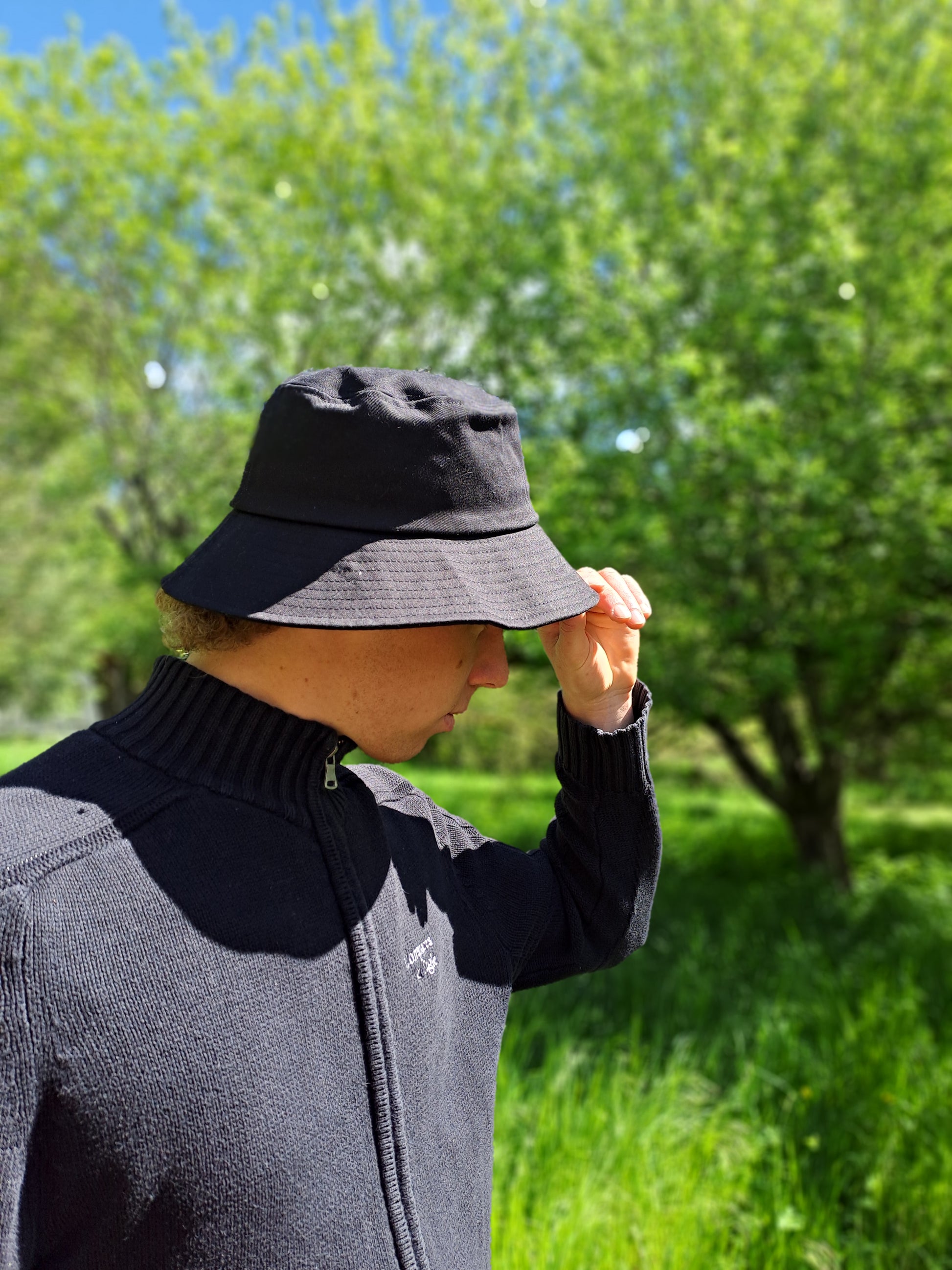 Chapeau bob anti ondes posée sur la tête d'un homme, le protégeant du soleil ainsi que des ondes