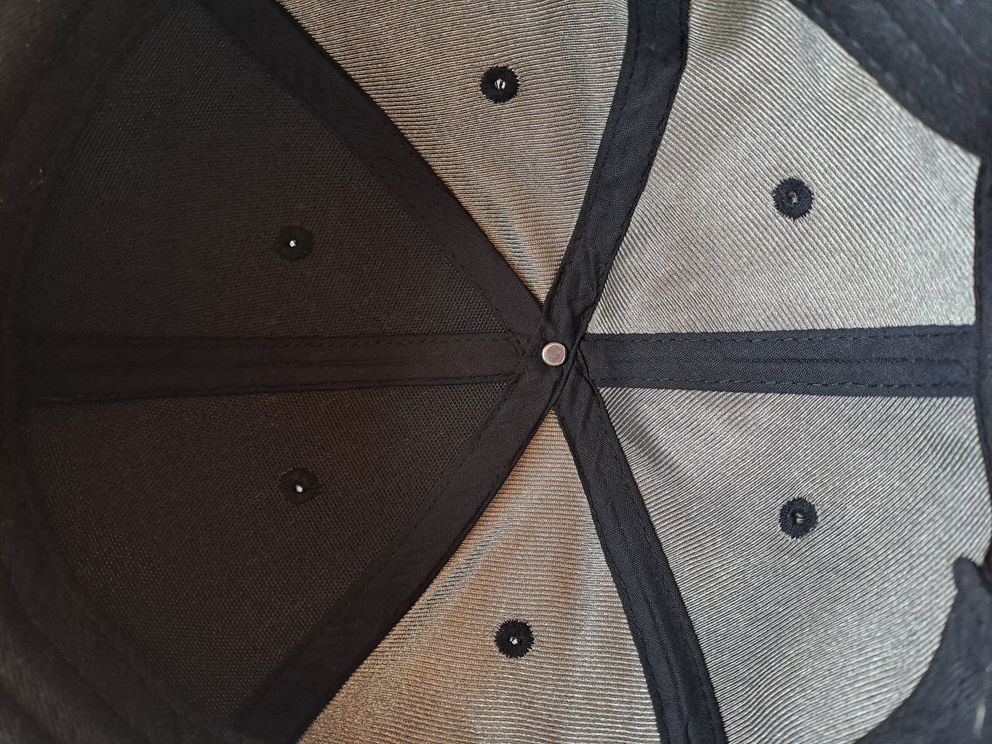 Intérieur de la casquette anti onde en fibre d'argent pour une protection efficace.