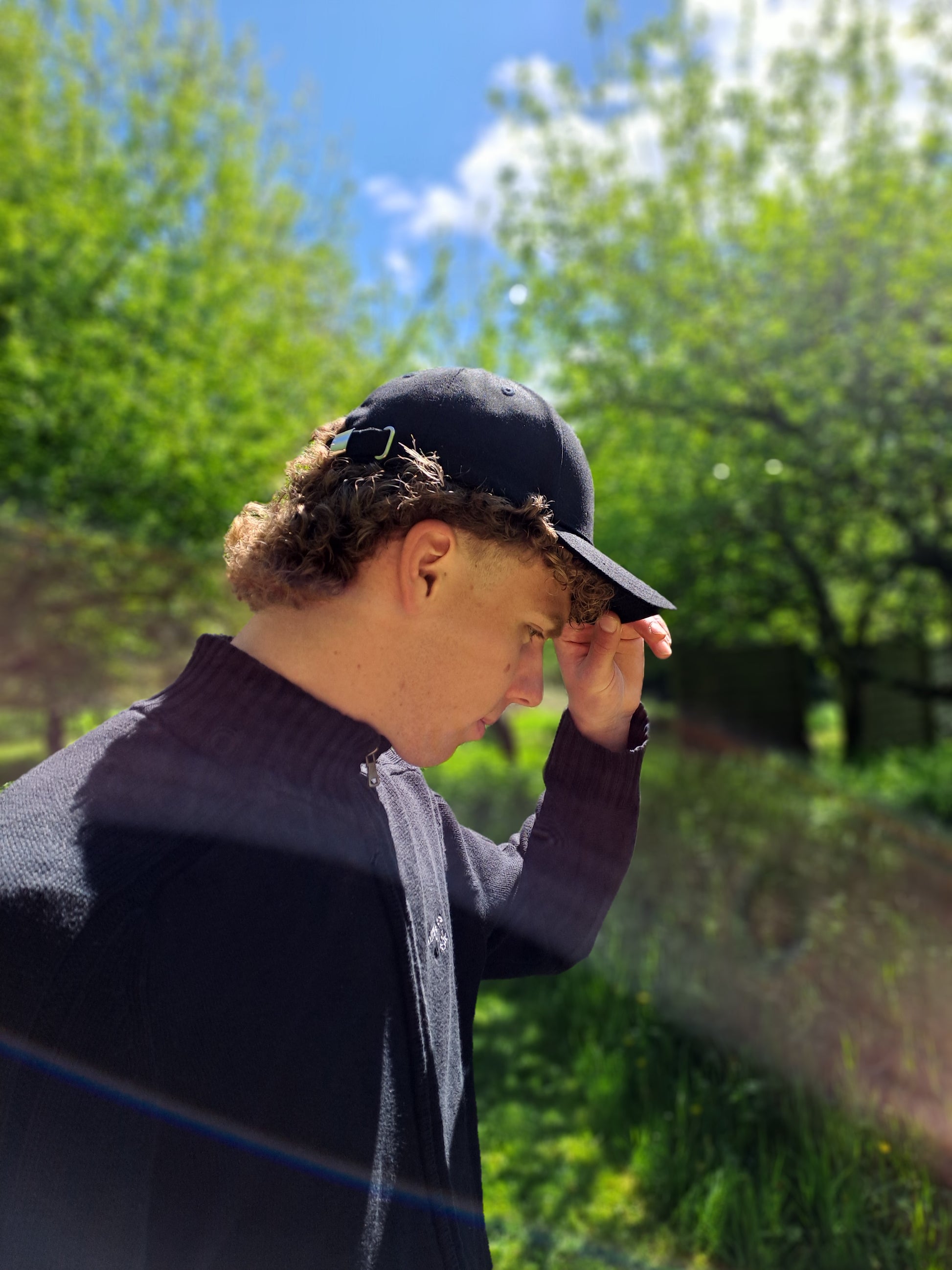 Casquette anti ondes noir posée sur la tête d'un homme, le protégeant du soleil et des ondes simultanément.