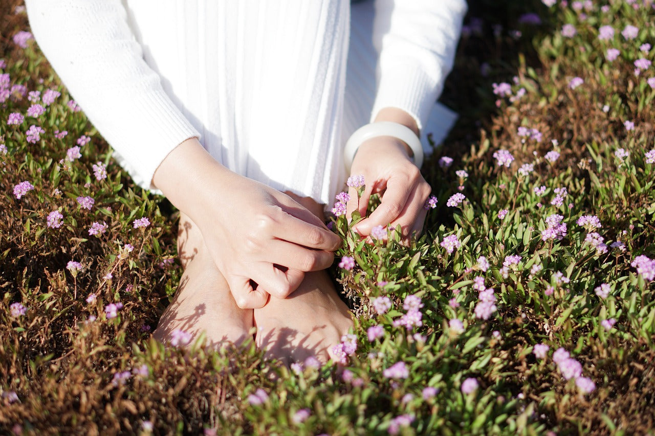 Grounding naturel en marchant pied nue dans l'herbe