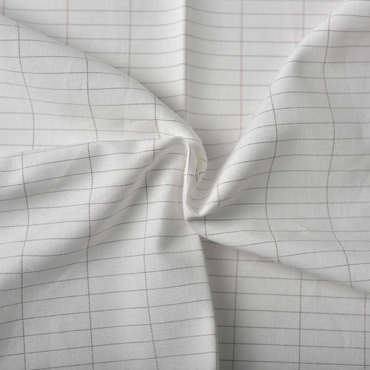 Zoom sur le tissu du drap grounding avec fibres conductrices permettant la mise à la terre pendant le sommeil