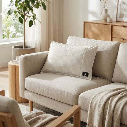 Housse de coussin grounding utilisée sur un canapé pour favoriser la relaxation grâce à la mise à la terre du corps