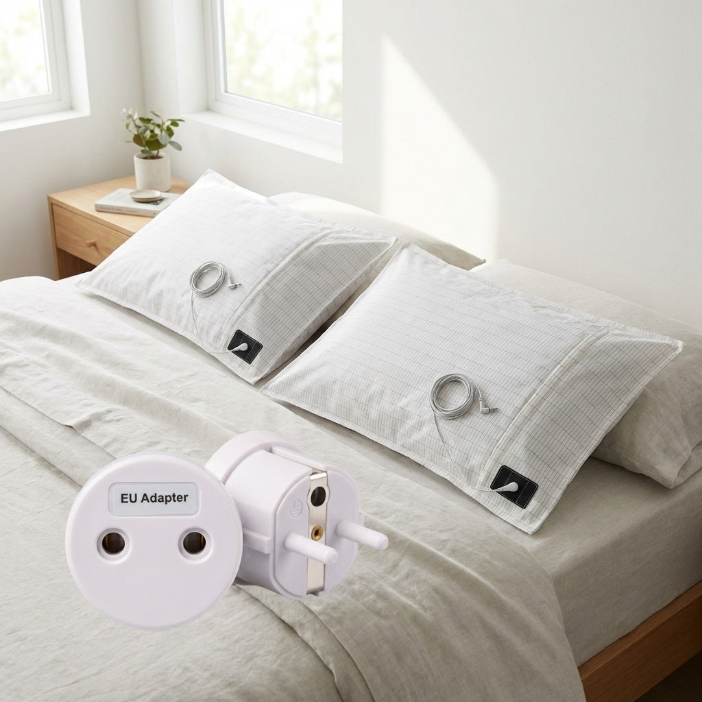 Deux housses de coussins grounding sur un lit pour améliorer la récupération et le sommeil grâce à la mise à la terre