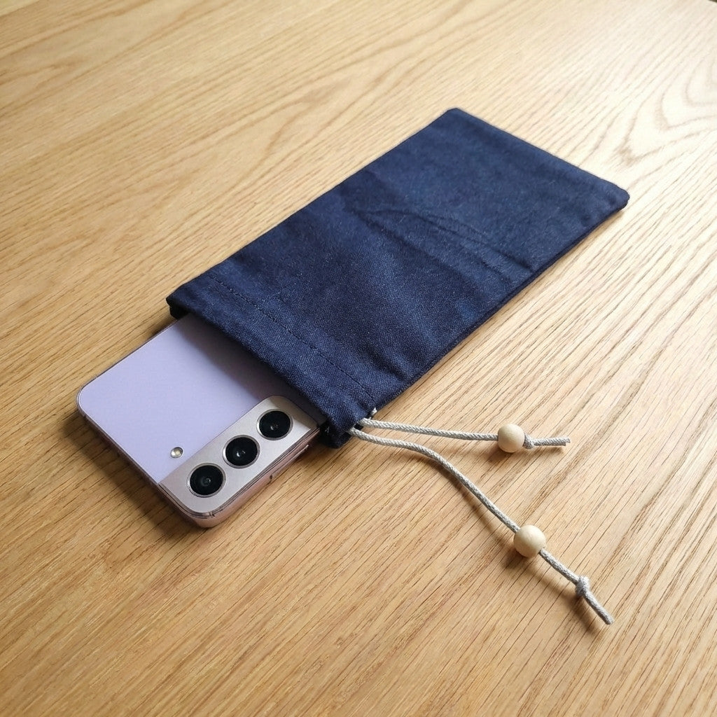Pochette téléphone anti ondes bleu marine protégeant un smartphone des rayonnements électromagnétiques