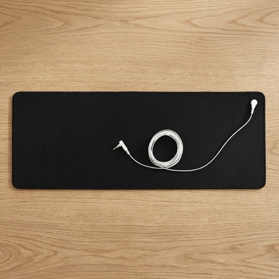 Tapis grounding avec câble de mise à la terre utilisé sur un bureau pour réduire les ondes et améliorer le bien-être
