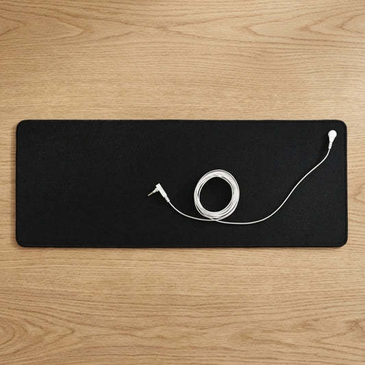 Tapis grounding avec câble de mise à la terre utilisé sur un bureau pour réduire les ondes et améliorer le bien-être
