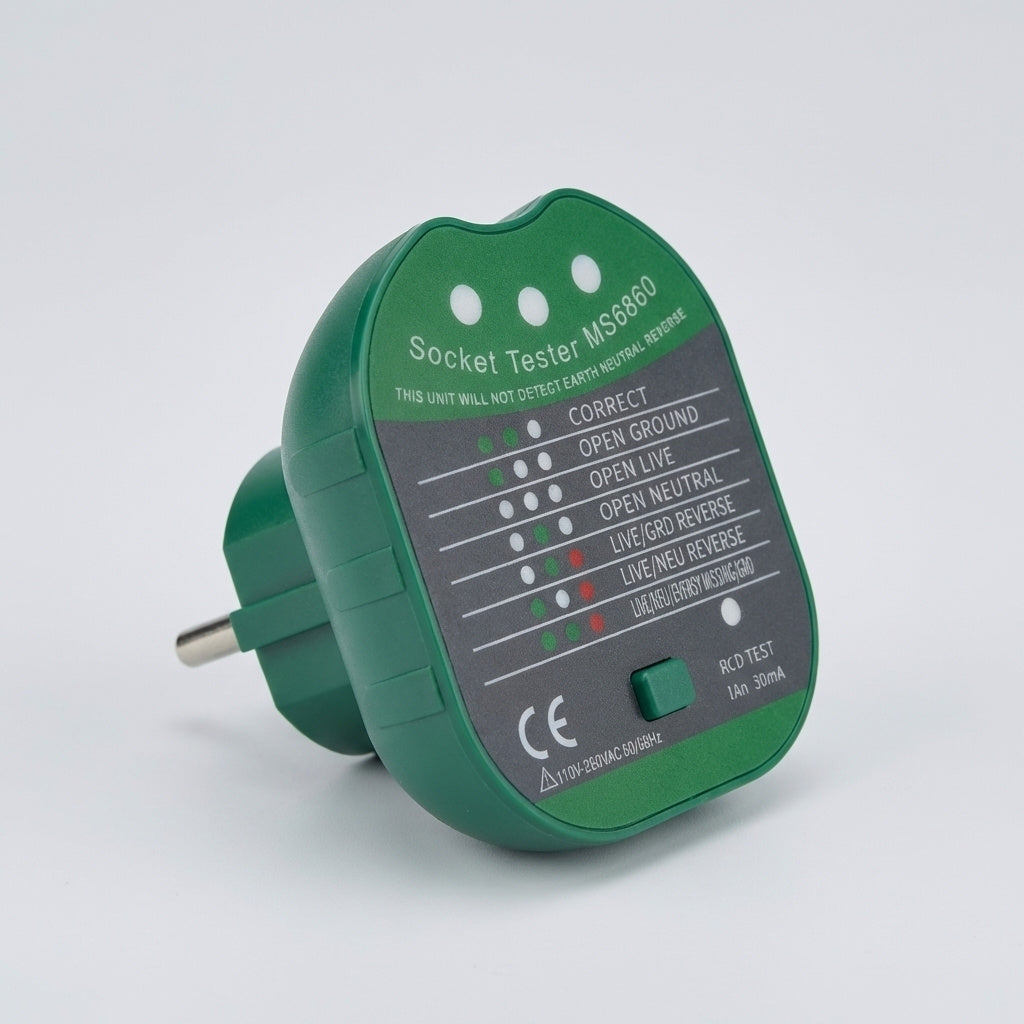 Testeur de mise à la terre en situation prêt à mesurer la continuité de la terre d’une prise électrique